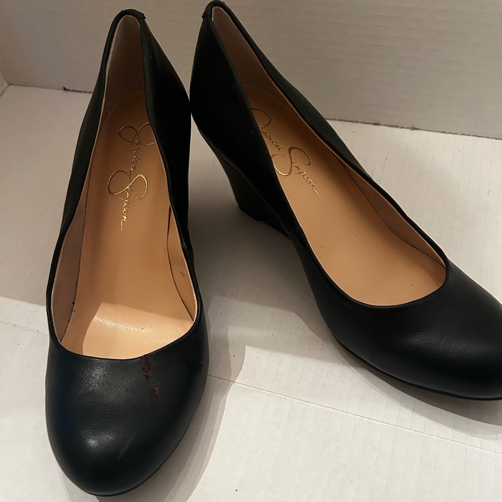 Jessica Simpson Women's Sampson Round Toe Wedge Heels Pumps